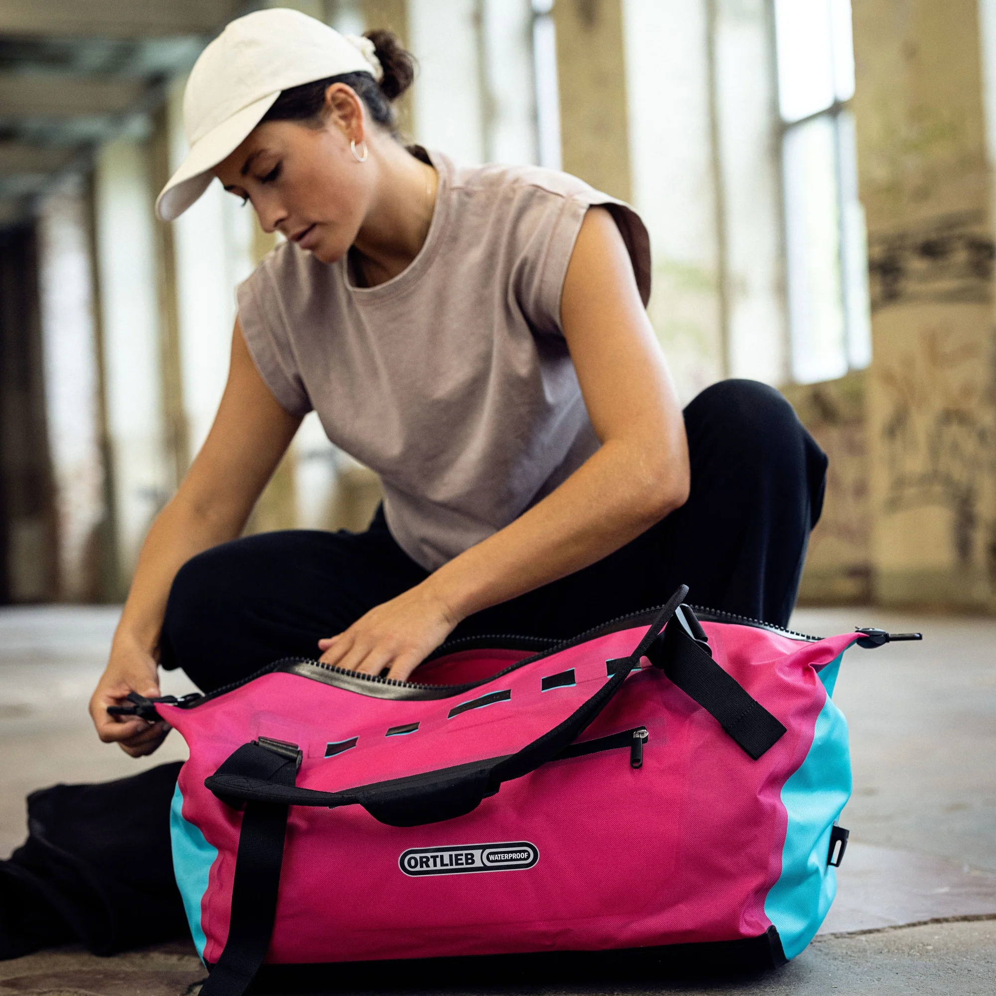 Ortlieb Duffle Lite 40 - Reisetasche / Rucksack 53 cm (blue cyber pink) - Image 10
